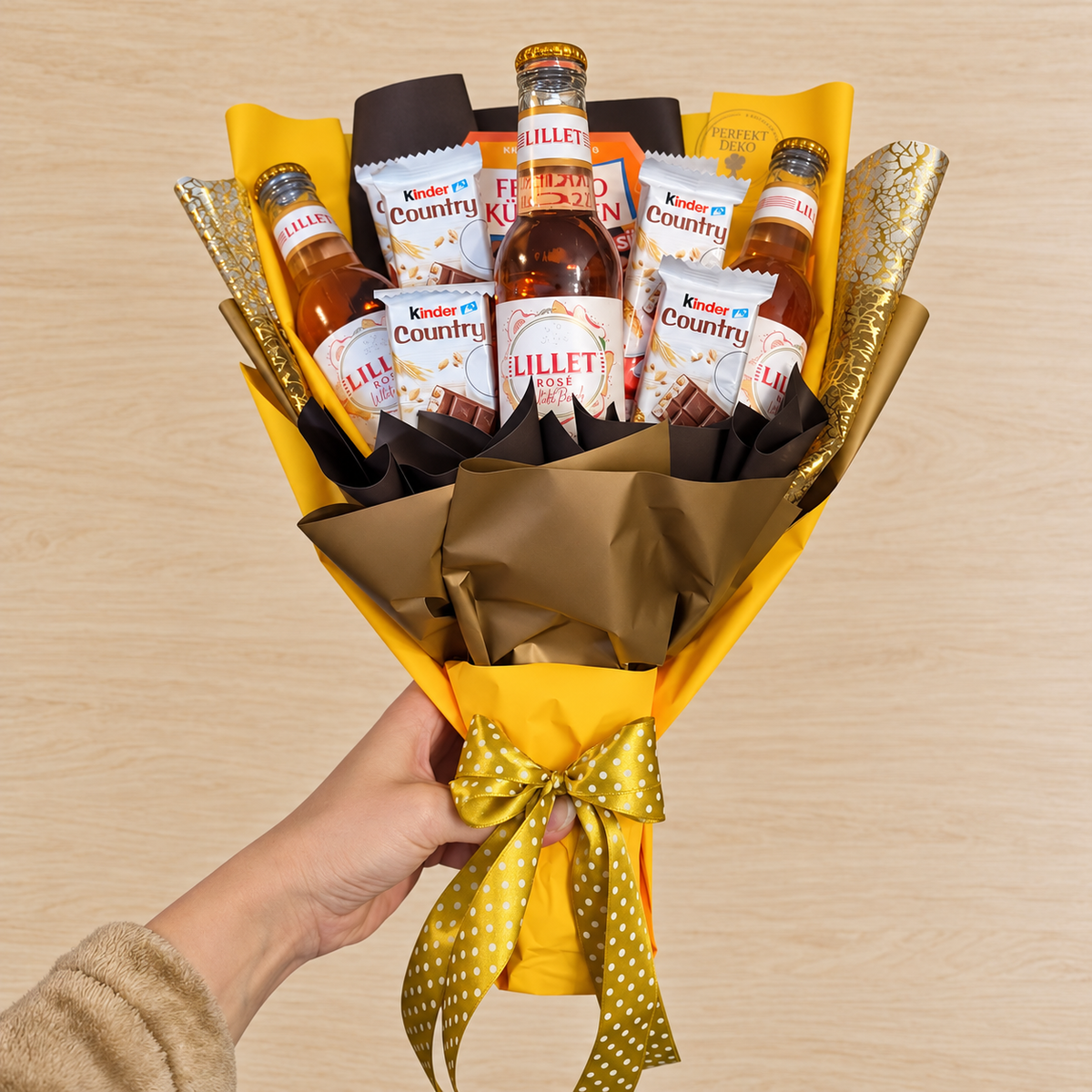 Lillet Rosé Strauss mit Ferrero Küsschen & Kinder Country – Geschenk für Frauen