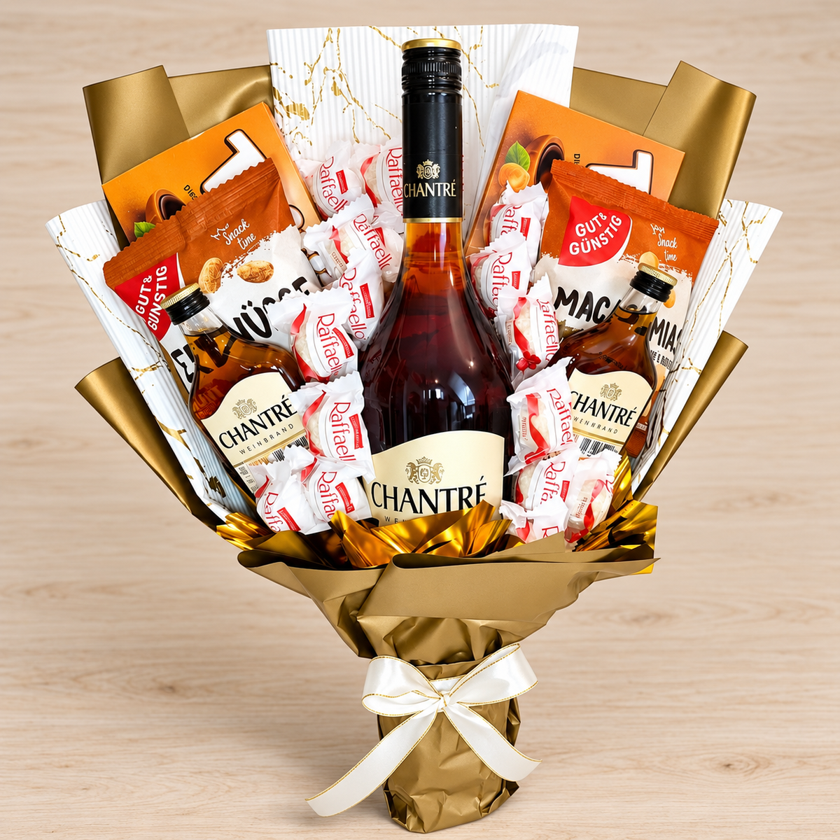 Chantré Weinbrand Geschenkstrauß mit Raffaello, Toffifee und Macadamia