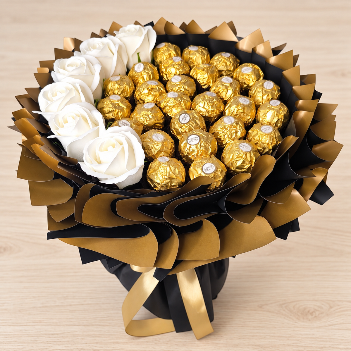 Ferrero Rocher Strauß Schwarz-Gold mit weißen Seifenrosen
