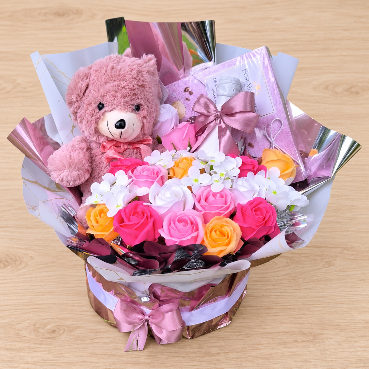 Pink Teddy Box mit Seifenrosen, Fürst von Metternich & Pralinen