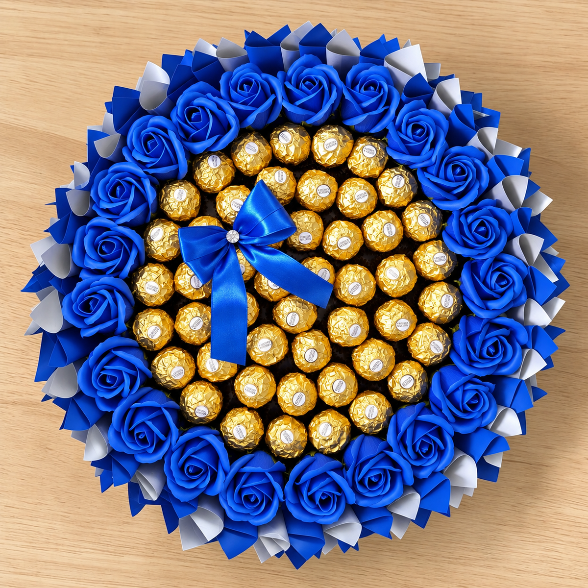 Blauer Ferrero Rocher Strauss mit Seifenrosen – Edles Schokoladengeschenk