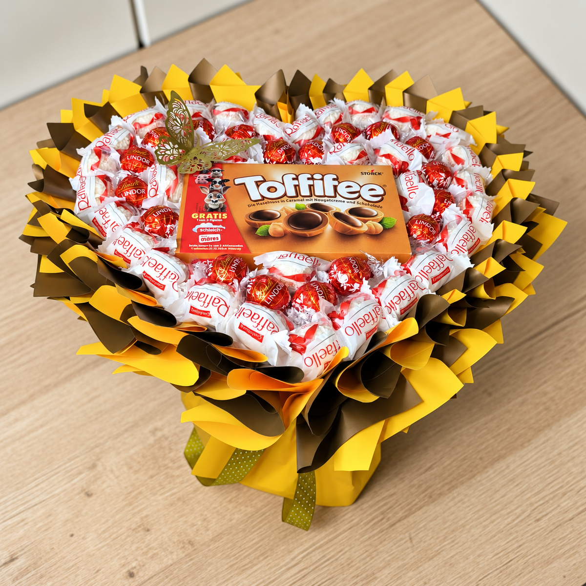 Süßigkeitenstrauß in Herzform mit Toffifee, Raffaello & Lindt Lindor