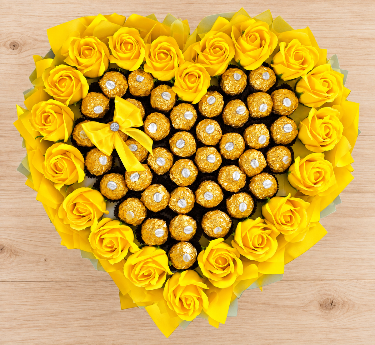 Ferrero Rocher Herzstrauß mit gelben Seifenrosen