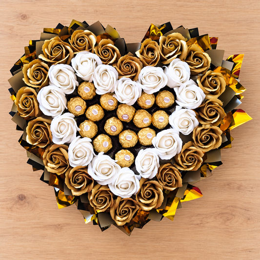 Goldene Eleganz – Herzförmiger Pralinenstrauß mit Ferrero Rocher und Seifenrosen