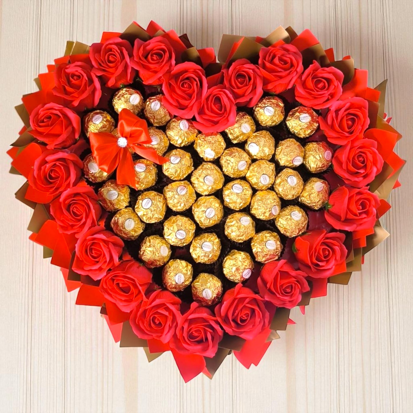 “Gold Love” buket af forkælelse – håndlavet gave med chokolade og sæberoser