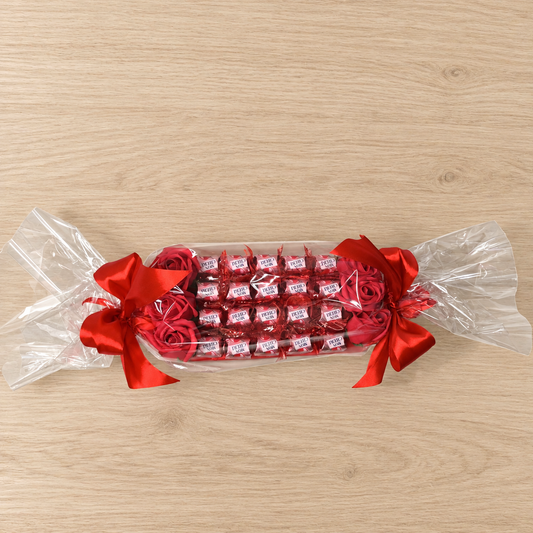 Mon Chéri Schokoladengeschenk mit roten Seifenrosen in Bonbonform