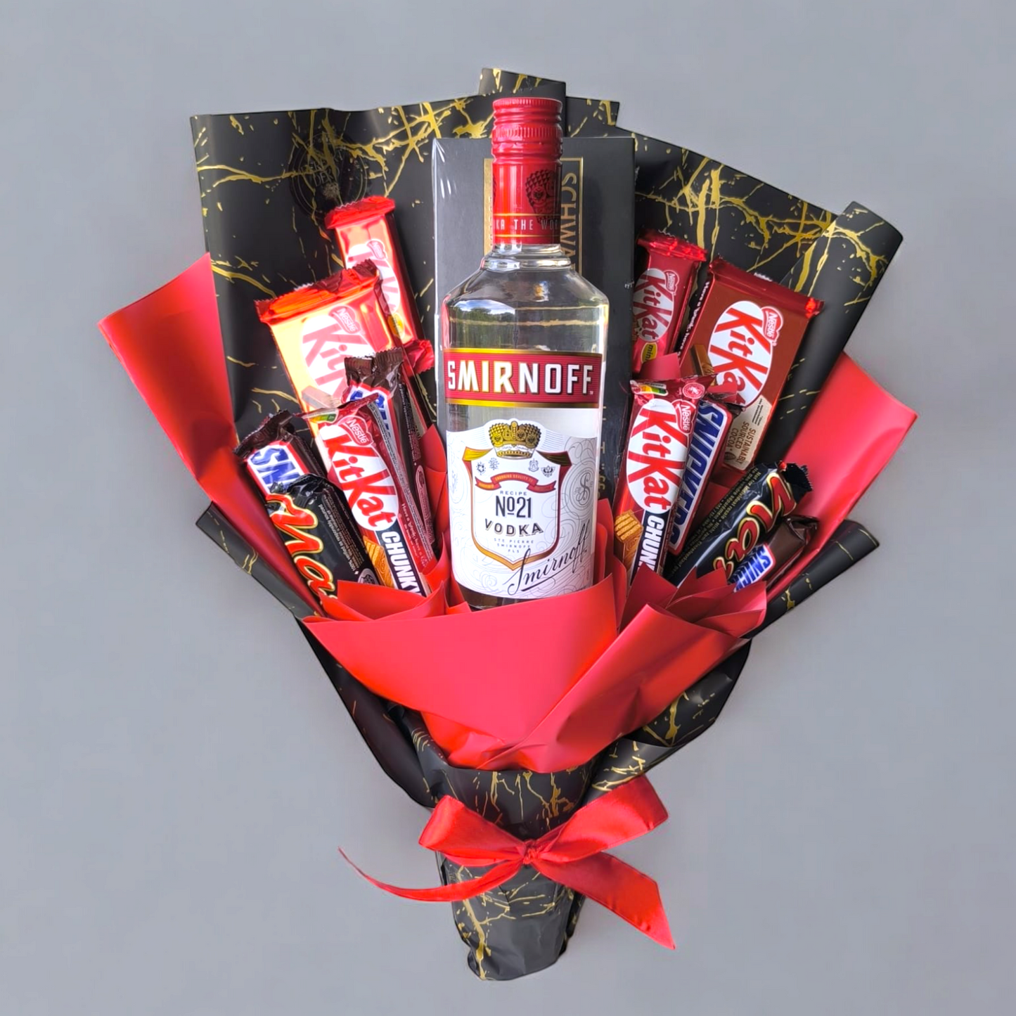 Spiselig overbærende buket med Snickers, KitKat, Mars & Smirnoff Vodka – luksuriøs gave til særlige lejligheder