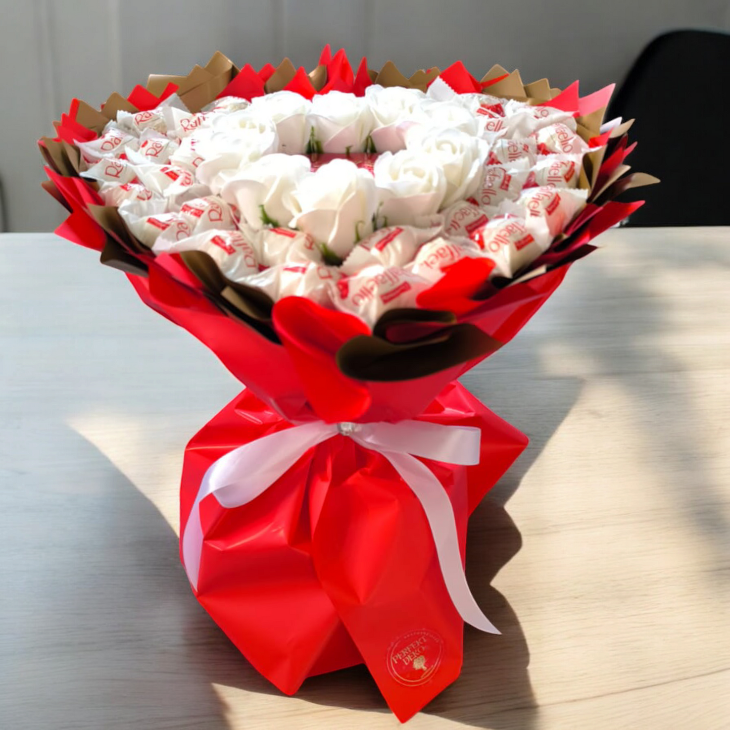 Essbarer Blumenstrauß "Lindt von Herzen" – Herzstrauß mit Lindt Pralinen & Raffaello für besondere Momente