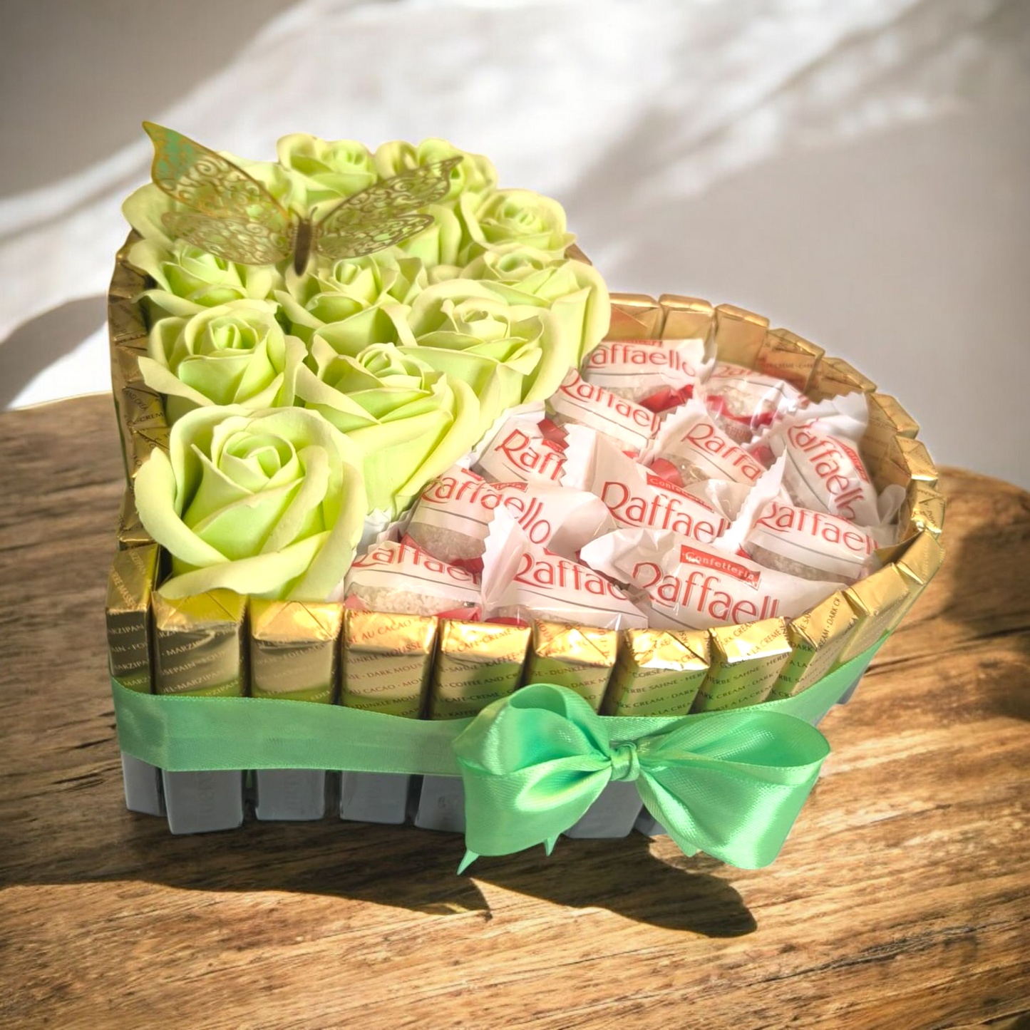 Herzförmige Pralinentorte „Raffaello Grün“ mit grünen Seifenrosen