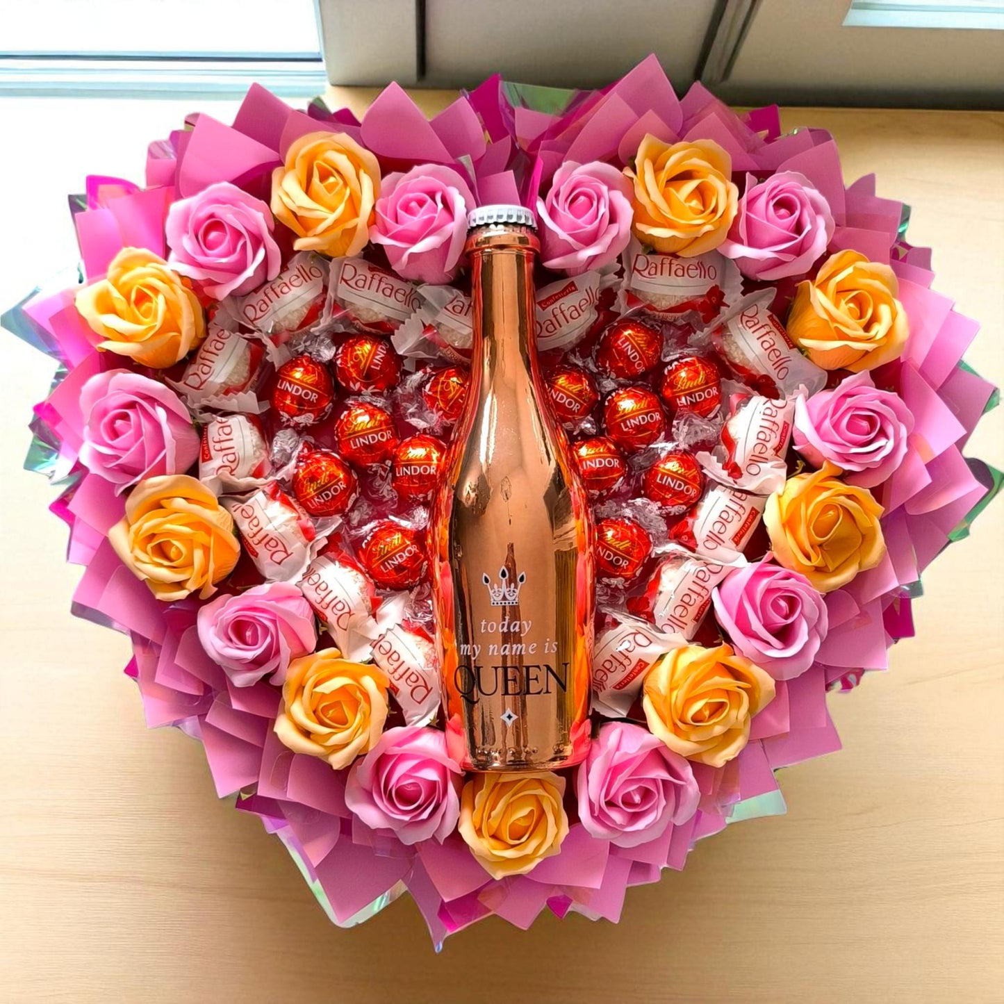 Essbarer Geschenkstrauß für Frauen – Raffaello, Lindor, Seifenrosen & Rosé-Flasche „Queen“ – Geburtstag, Valentinstag, Muttertag