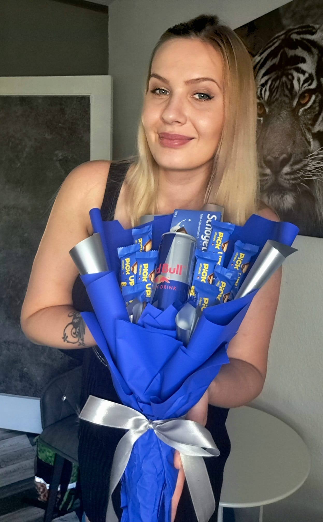 Energisk nydelsesbuket med Pick Up, Schogetten & Red Bull - opkvikkende gave til aktive kendere