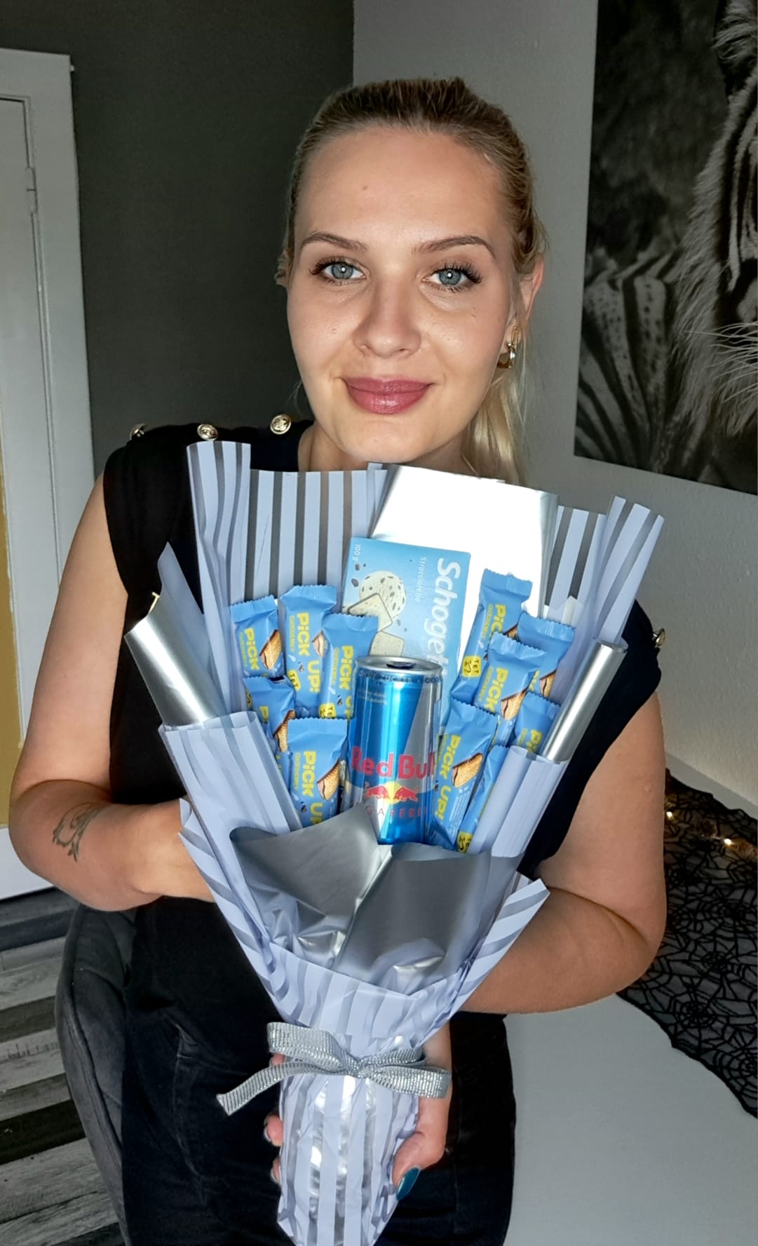 Energisk nydelsesbuket med Pick Up, Schogetten & Red Bull – dynamisk gave til aktive øjeblikke
