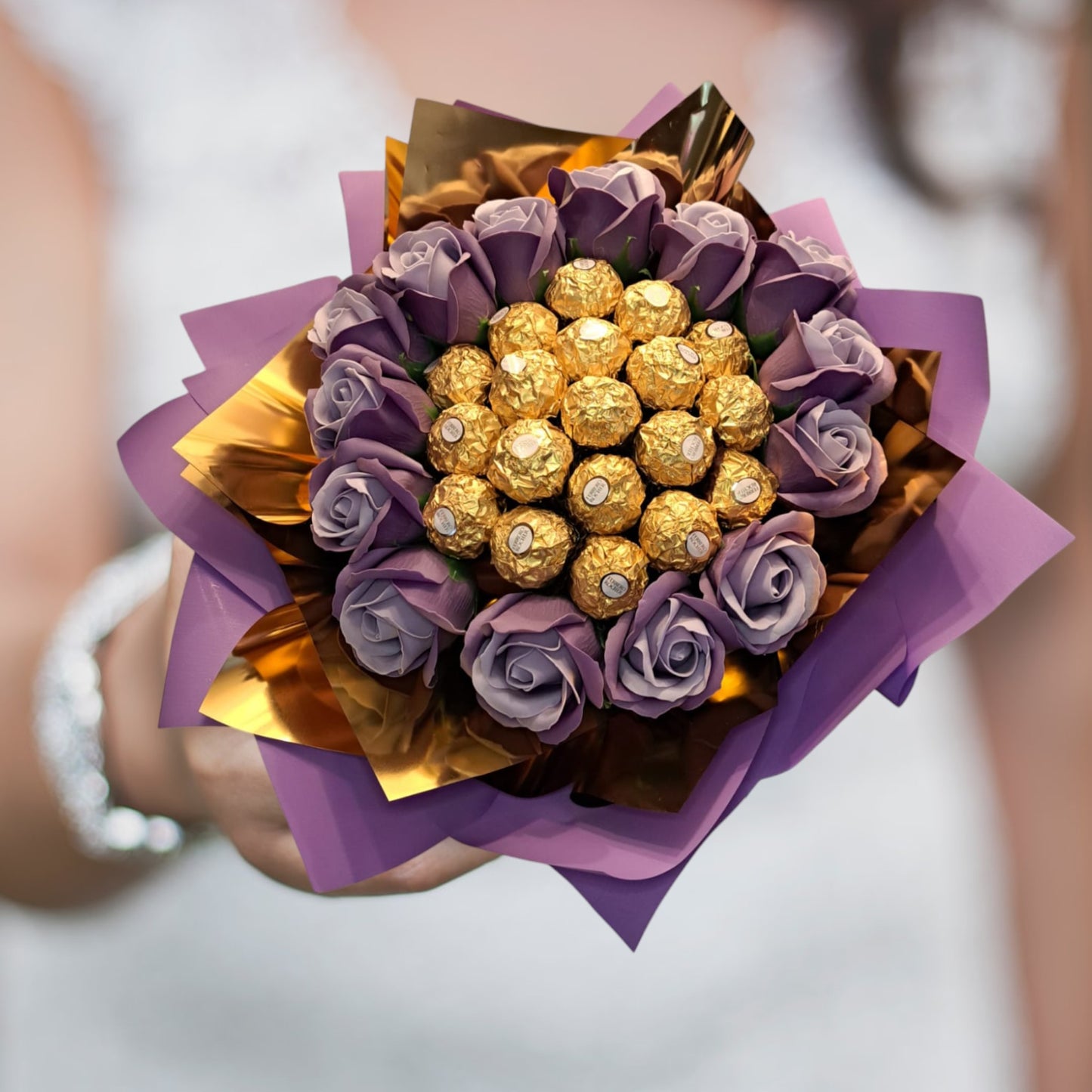 Romantisk bryllupsbuket "Violet" - Med Ferrero Rocher chokolade og sæberoser