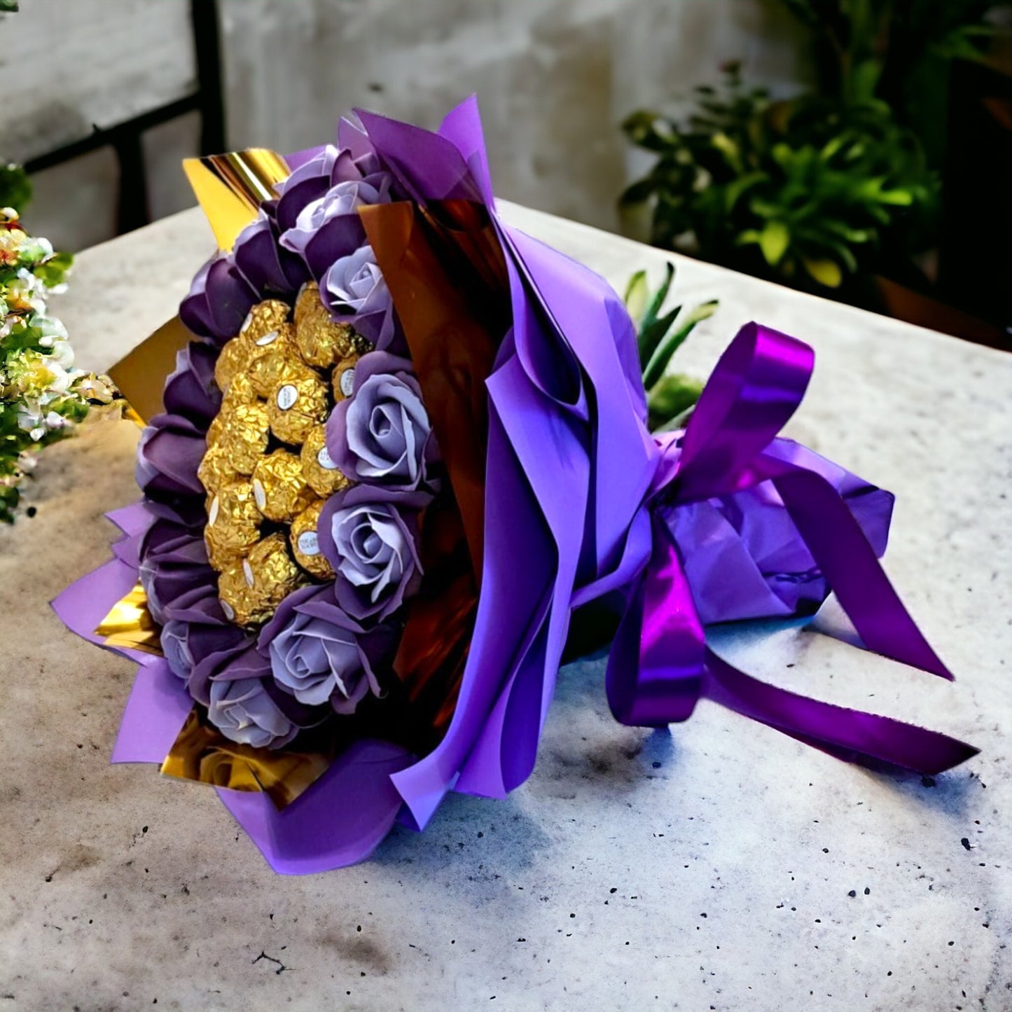 Romantisk bryllupsbuket "Violet" - Med Ferrero Rocher chokolade og sæberoser