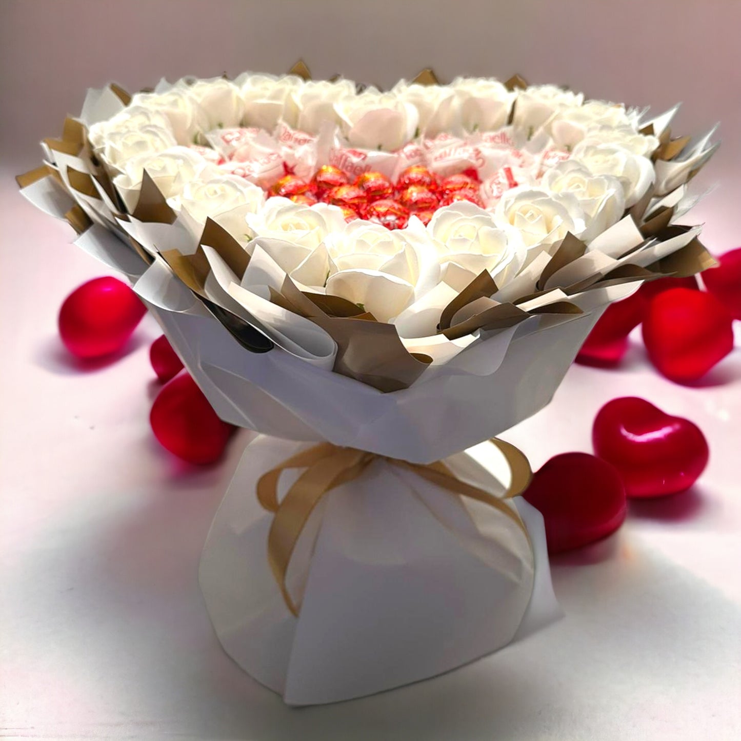 Herzförmiger Genussstrauß mit Raffaello, Lindt Lindor & weißen Rosen – Elegantes Geschenk für romantische Anlässe
