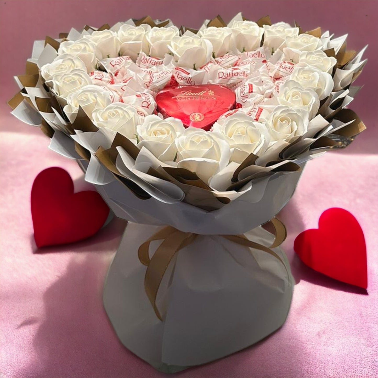 Edible bouquet "von Herzen White" - Heart-shaped gift with Raffaello, Lindt & white roses for special occasions
