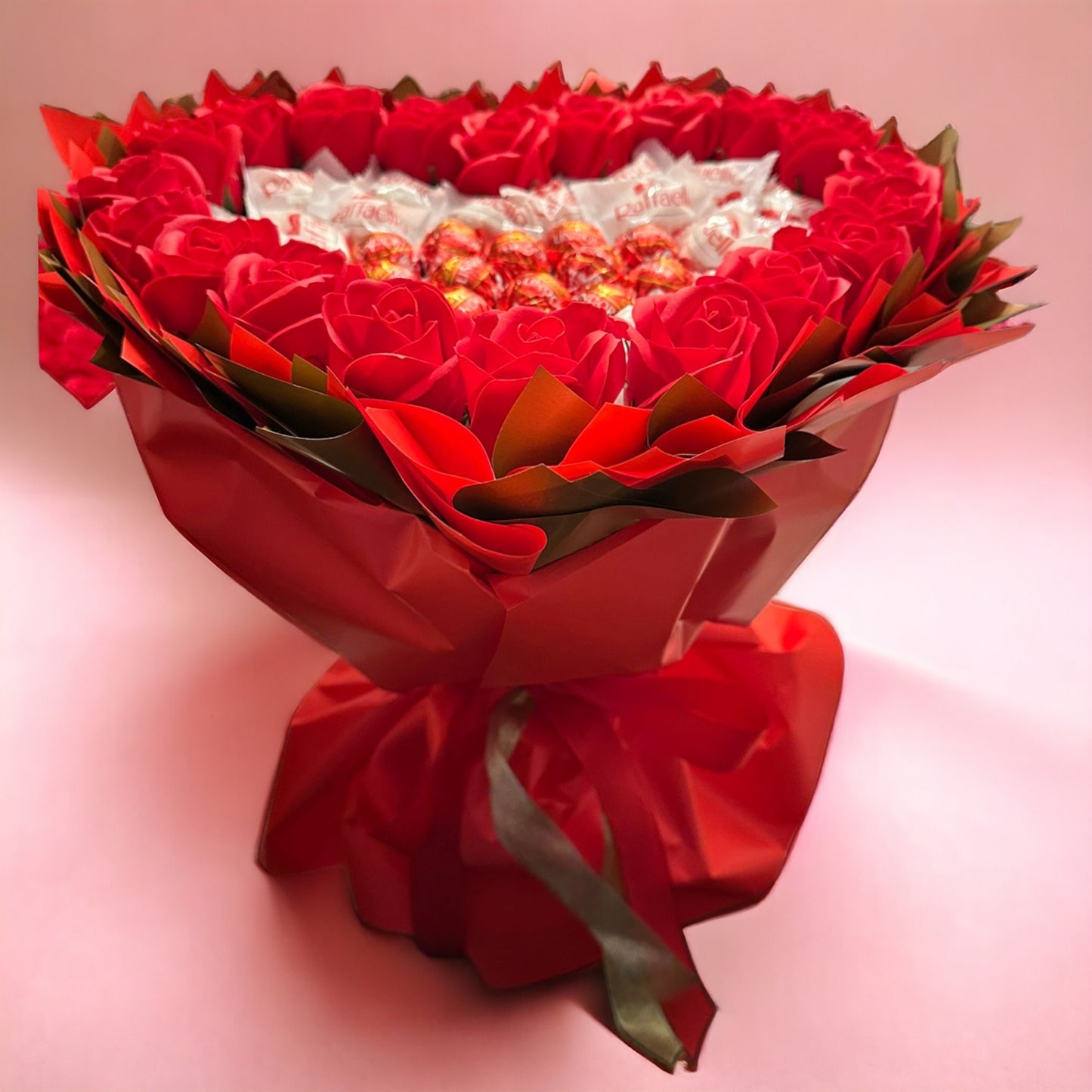Heart-shaped bouquet with Raffaello, Lindt Lindor & red roses – Romantic gift for special occasions
