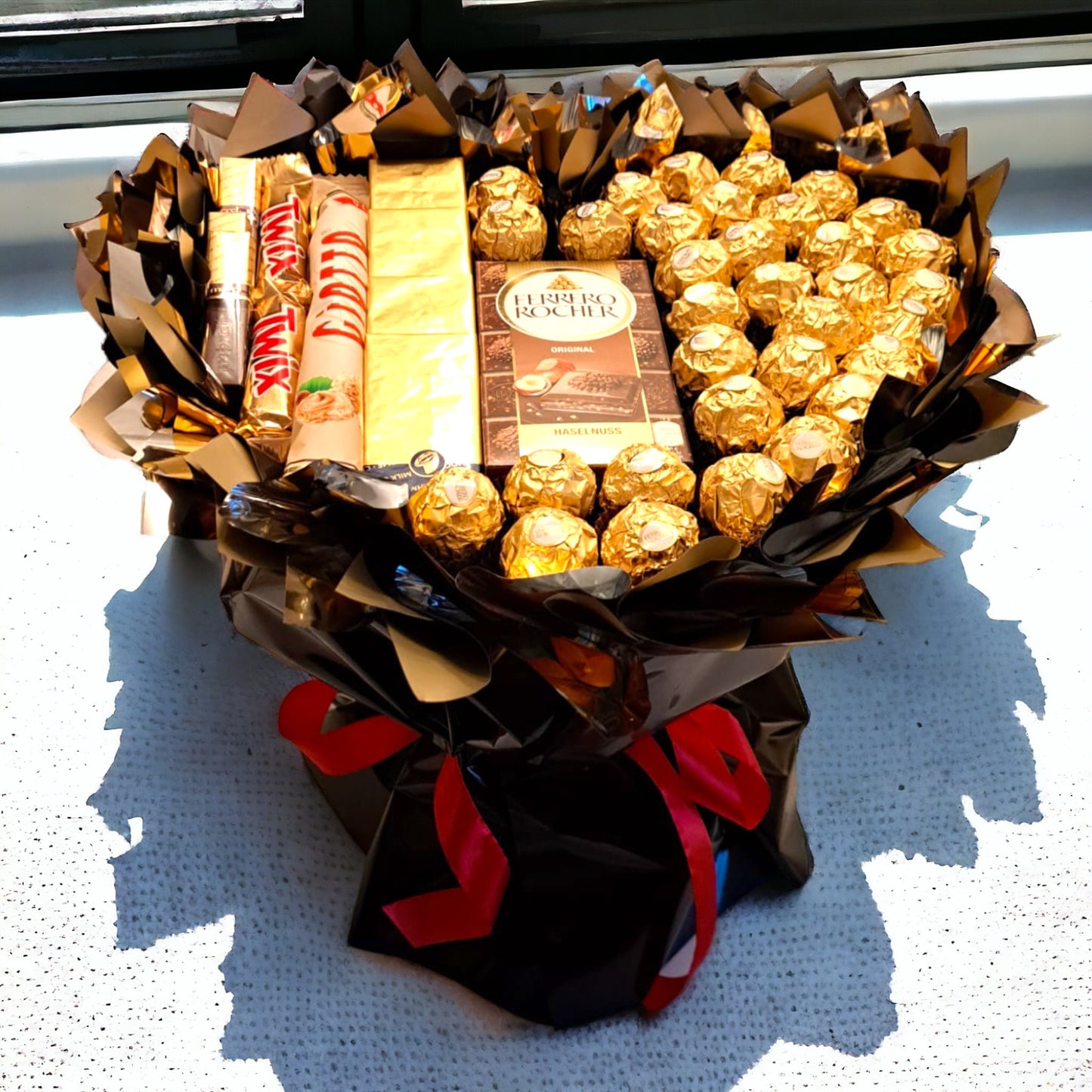 Blumenstrauß "Gold & Black" – Luxuriöser Pralinenstrauß mit Ferrero, Merci & Giotto
