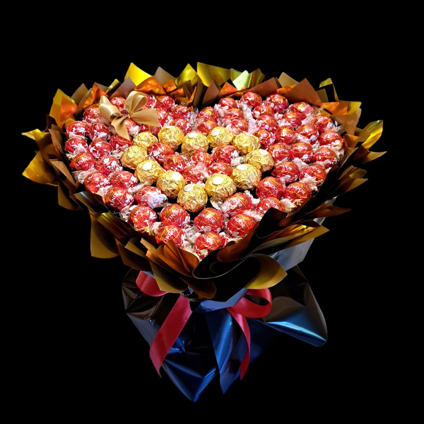 Essbarer Blumenstrauß "Lindor Red" – Majestätischer Herzstrauß mit Lindt Lindor & Ferrero Rocher Pralinen