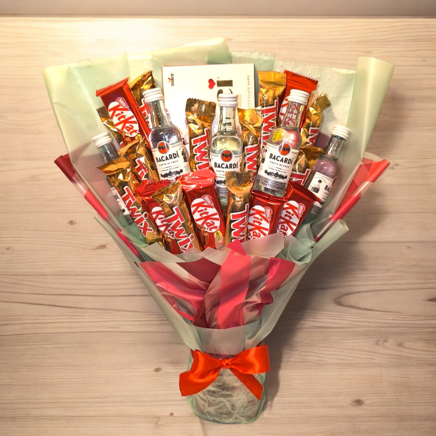 "Delicious Surprise" - Håndlavet buket med Bacardi-miniaturer og chokoladehøjdepunkter