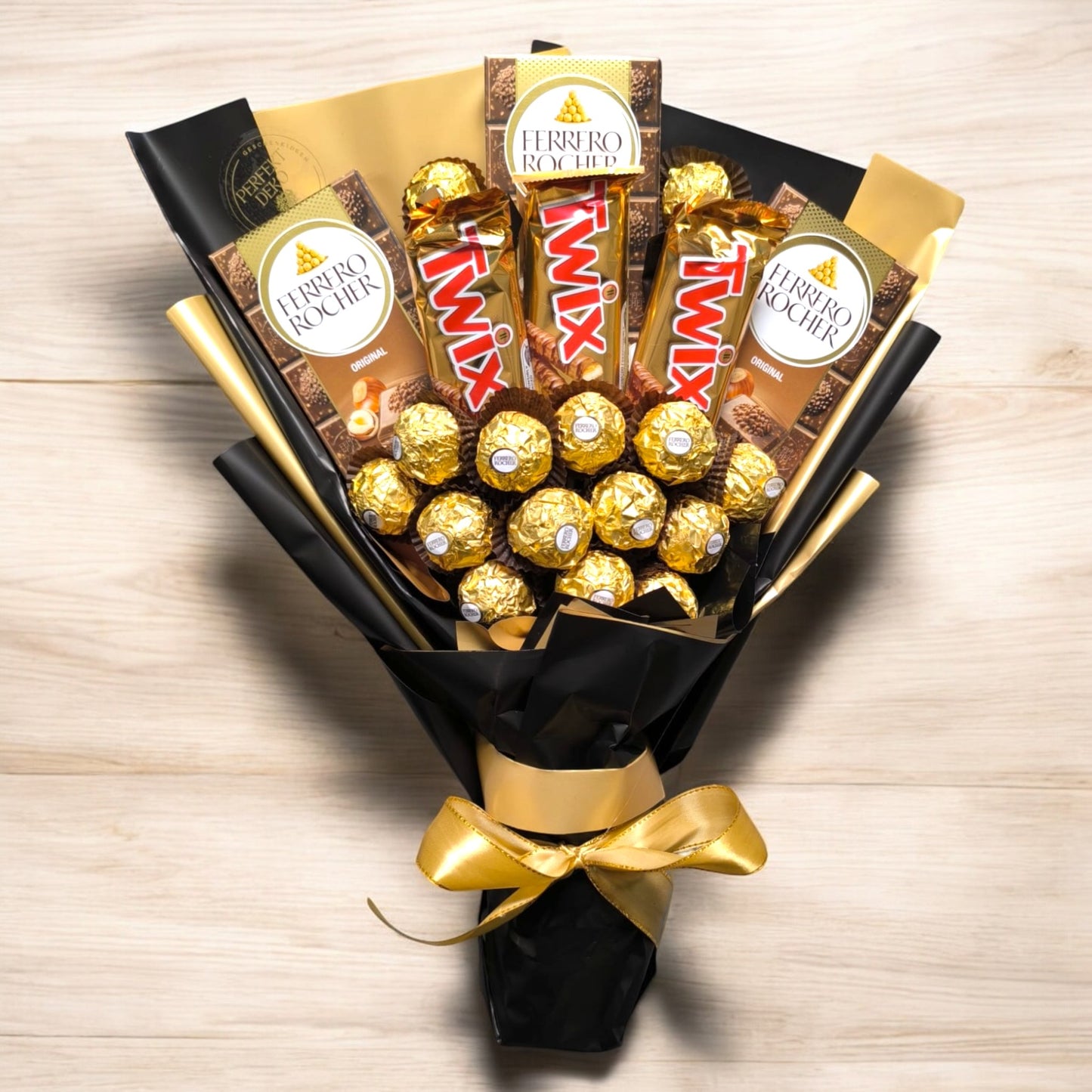 Handgefertigter Genussstrauß mit Ferrero Rocher, Ferrero Schokoladentafeln & Twix – Exklusives Geschenk für besondere Anlässe