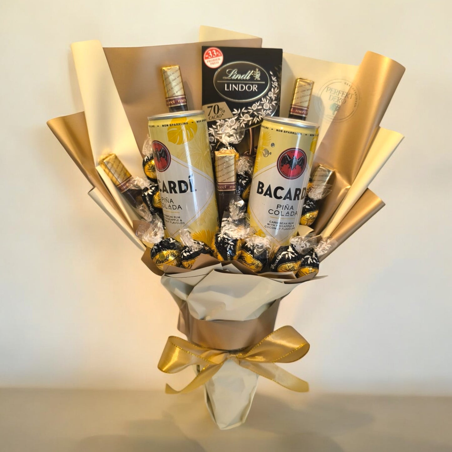 Udsøgt forkælelsesbuket med Lindt Lindor, Merci & Bacardi Pina Colada – luksuriøs gave til feinschmeckere