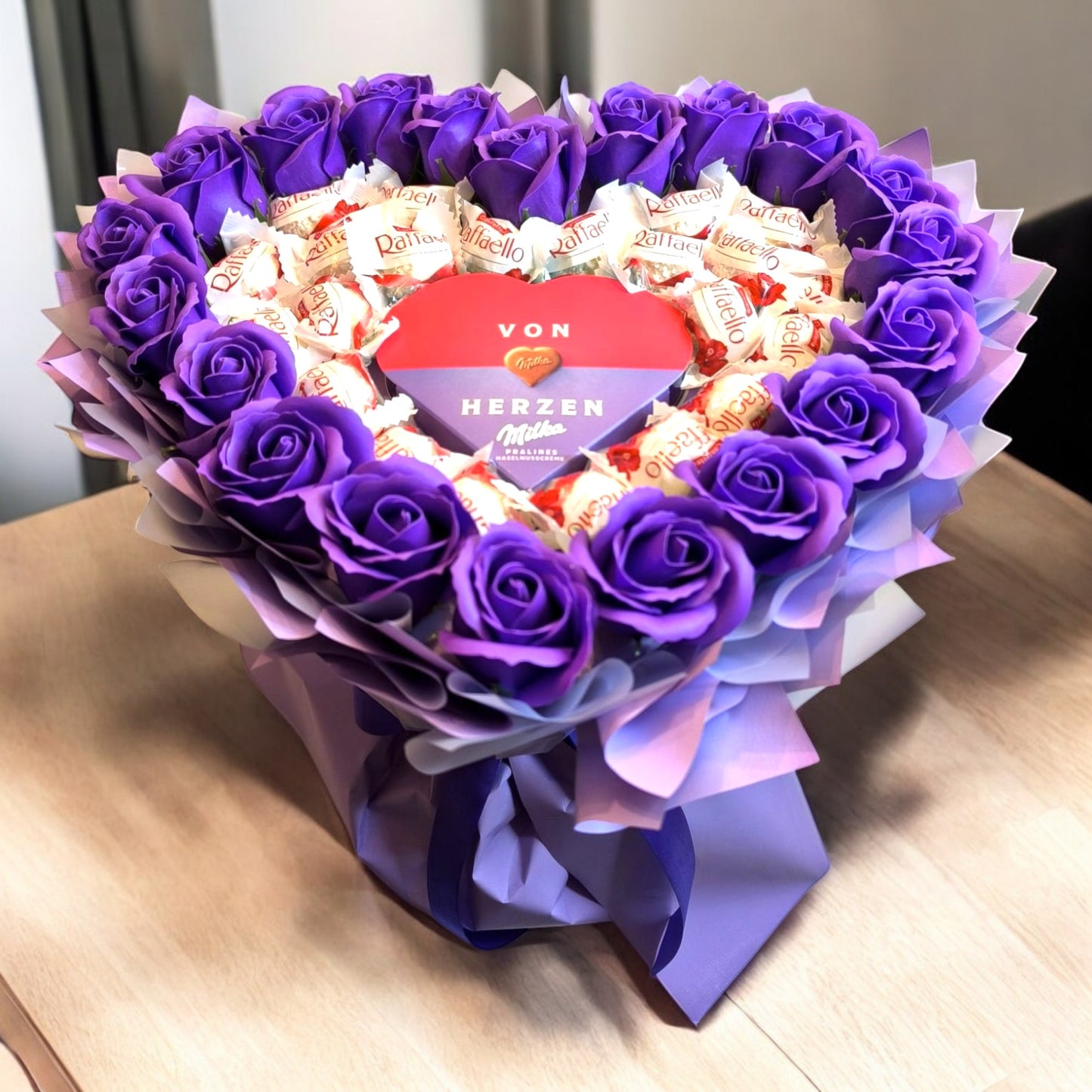 Herzförmiger Schokoladenstrauß „Sweet Heart“ mit Raffaello, Milka und lila Rosen
