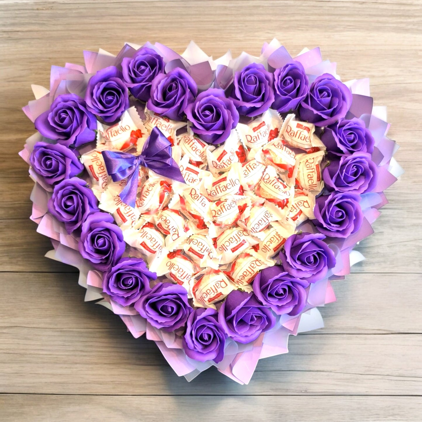 Herzförmiger Schokoladenstrauß „Raffaello Romance“ mit lila Rosen