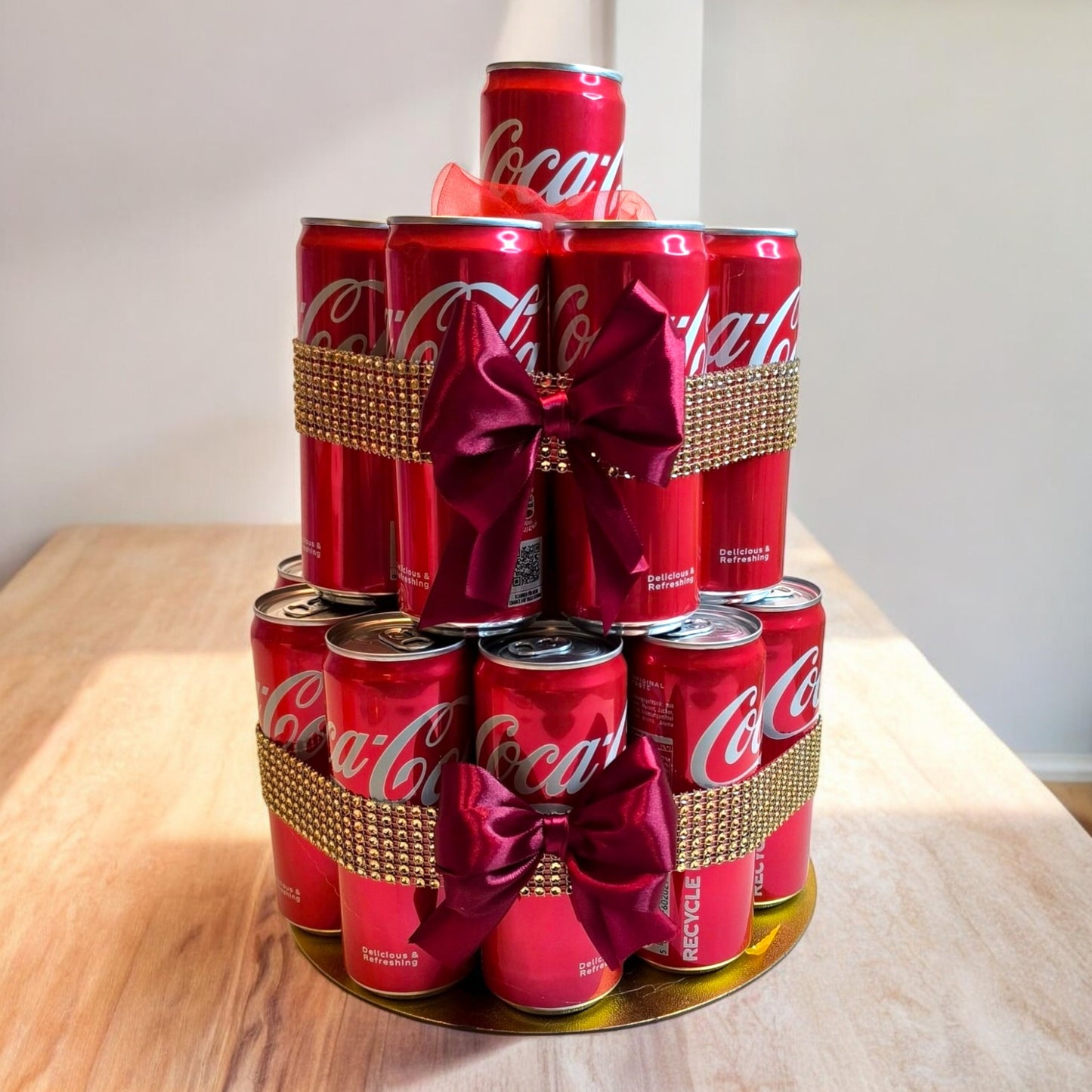 Coca-Cola-Geschenktorte aus Dosen