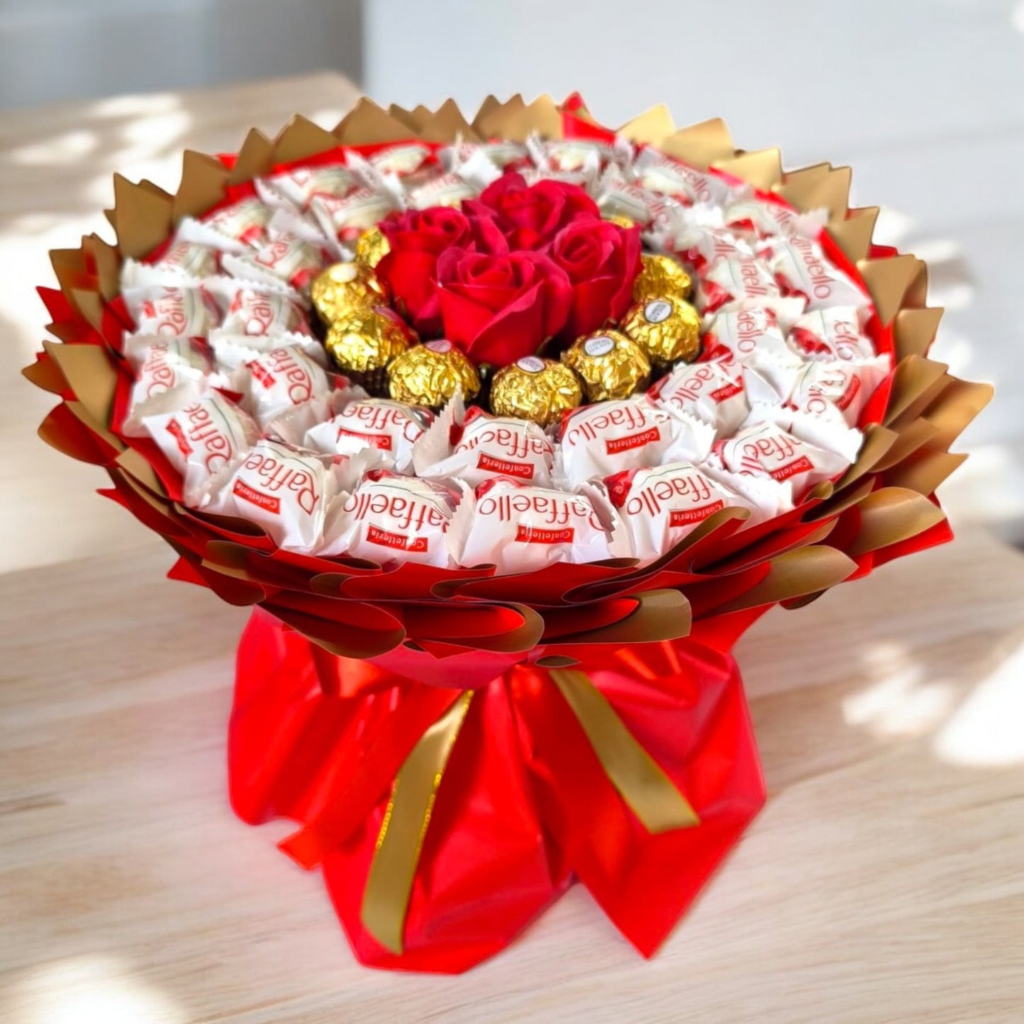 Luxuriöser Raffaello & Ferrero Rocher Pralinenstrauß – Exklusives Geschenk für jeden Anlass