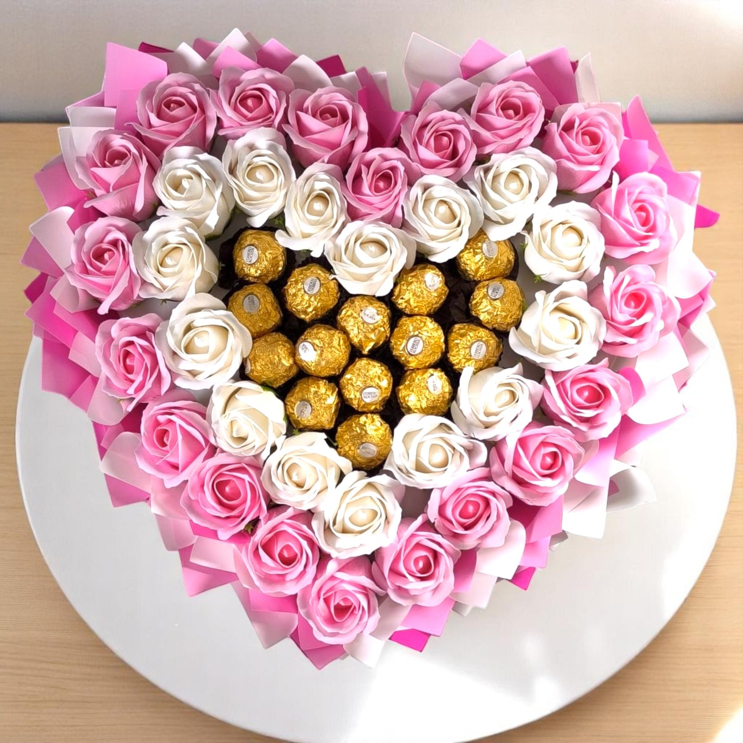 Herzförmiger Schokoladen- und Rosenstrauß – Geschenkidee für Geburtstag, Valentinstag, Muttertag – Ferrero Rocher & künstliche Rosen – romantisches Liebesgeschenk