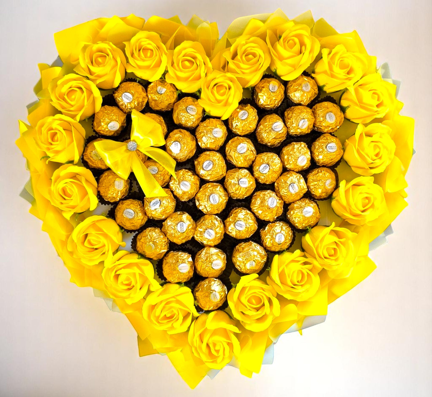Herzförmiger Ferrero Rocher Schokoladenstrauß mit Gelben Rosen – Geschenkidee für Geburtstag, Jahrestag, Muttertag & Valentinstag
