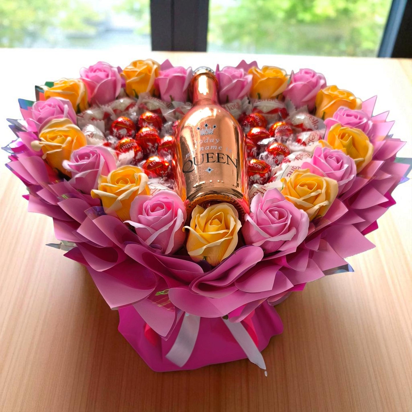 Essbarer Geschenkstrauß für Frauen – Raffaello, Lindor, Seifenrosen & Rosé-Flasche „Queen“ – Geburtstag, Valentinstag, Muttertag