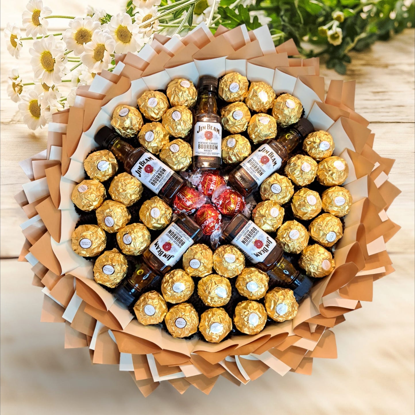 Spiselig buket "Whiskey Gold" - Eksklusiv gave med Mini Jim Beam, Ferrero Rocher & Lindt Lindor