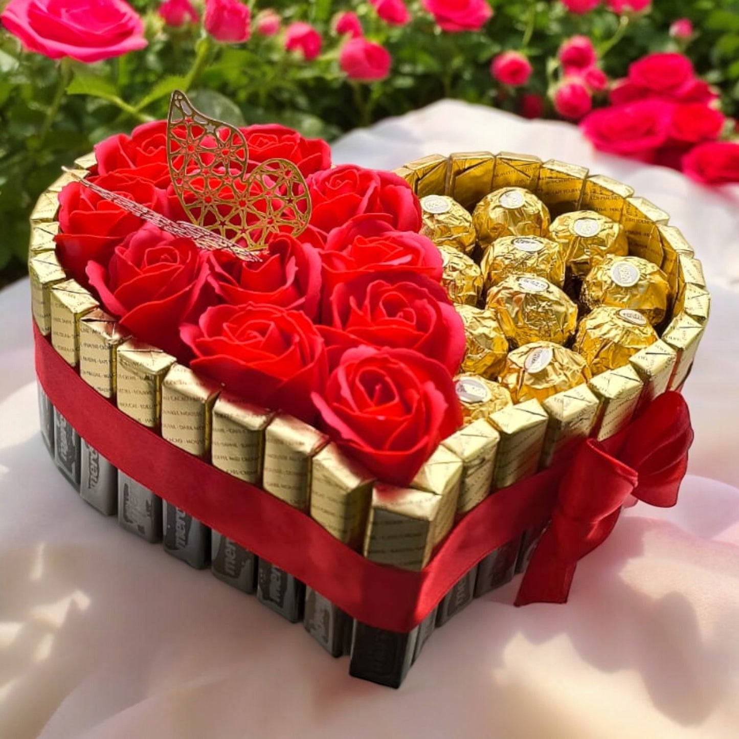 Elegante Herztorte mit Merci und Ferrero Pralinen – Romantisches Geschenk mit Seifenrosen