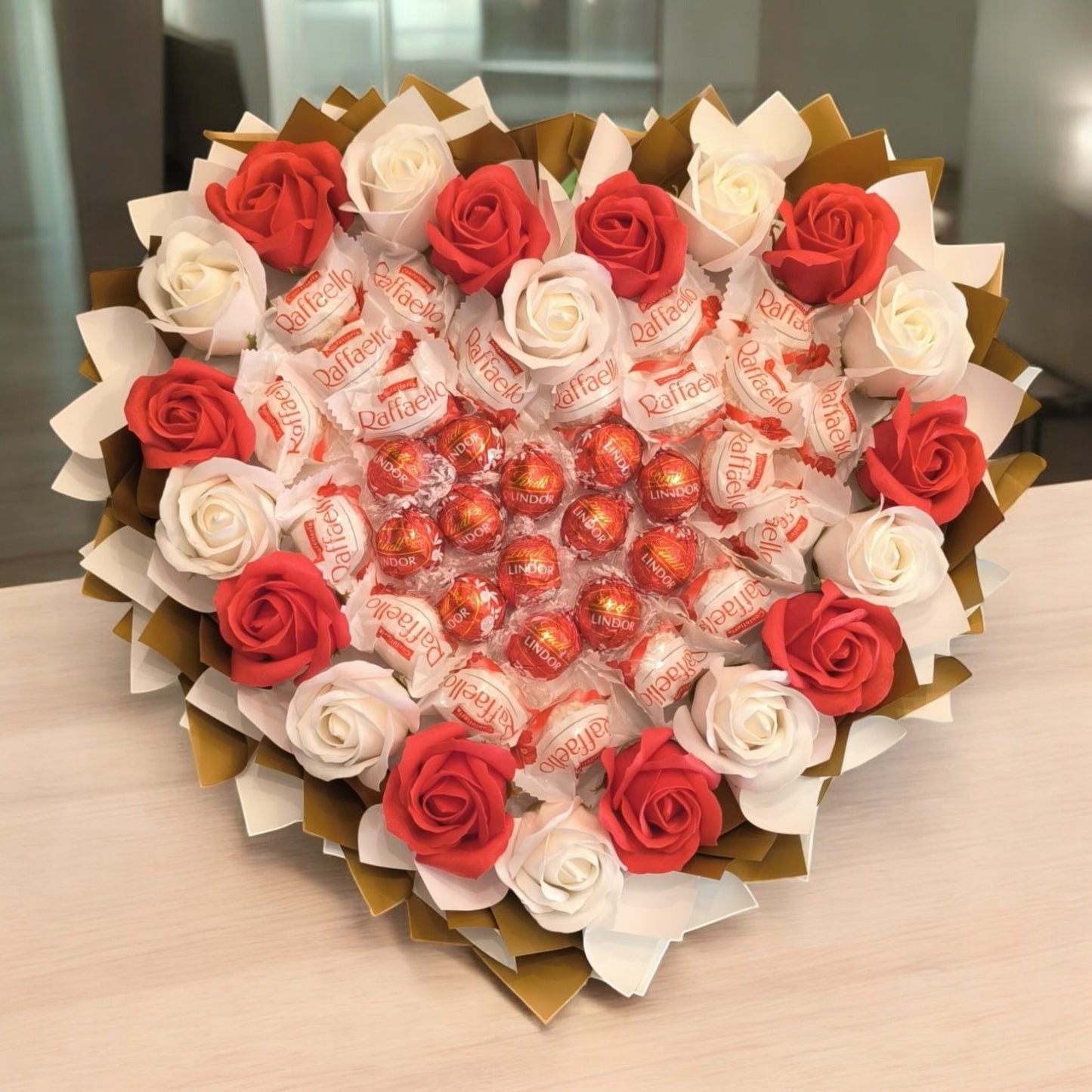 Heart-shaped bouquet with Raffaello, Lindt Lindor & white roses – Elegant gift for romantic occasions