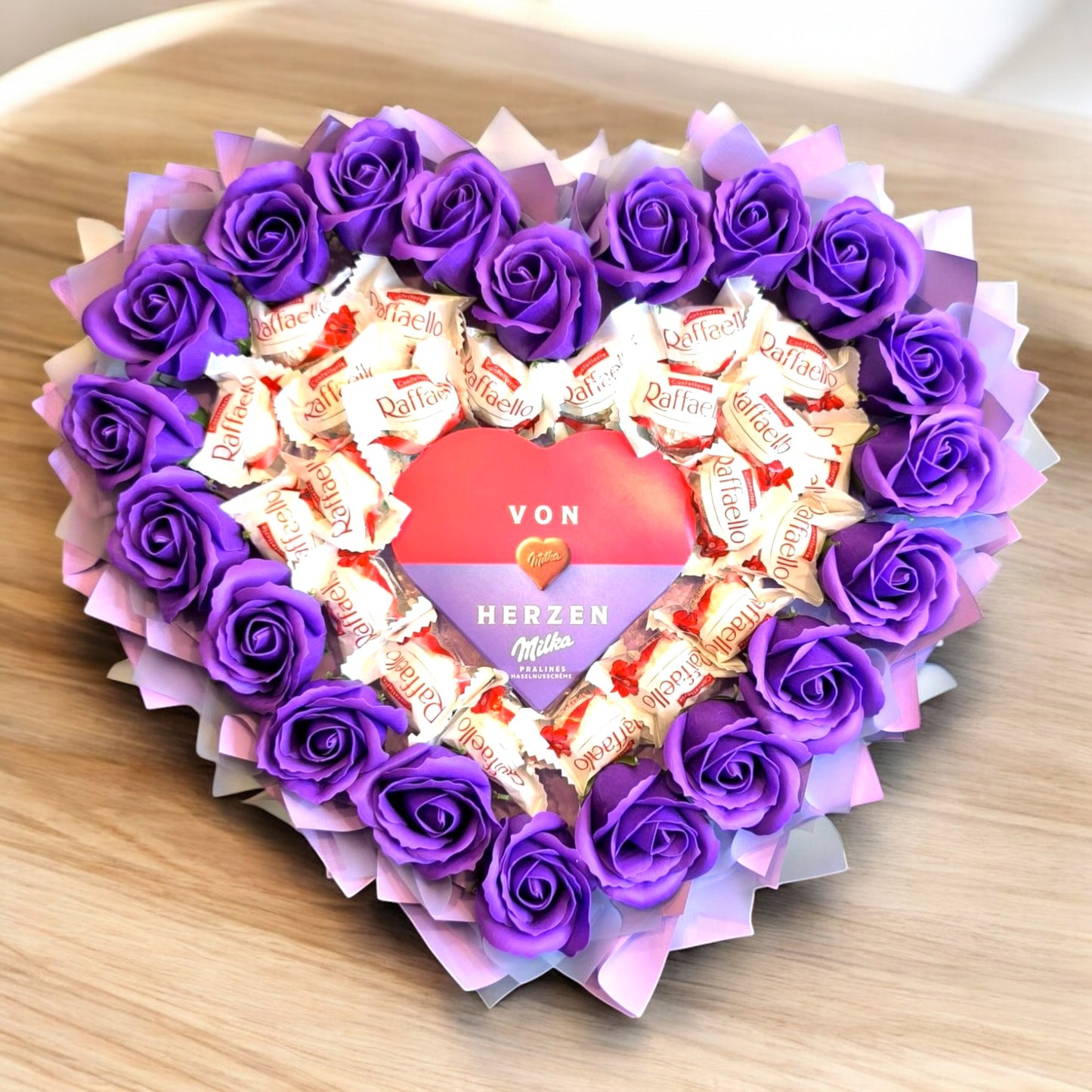 Herzförmiger Schokoladenstrauß „Sweet Heart“ mit Raffaello, Milka und lila Rosen