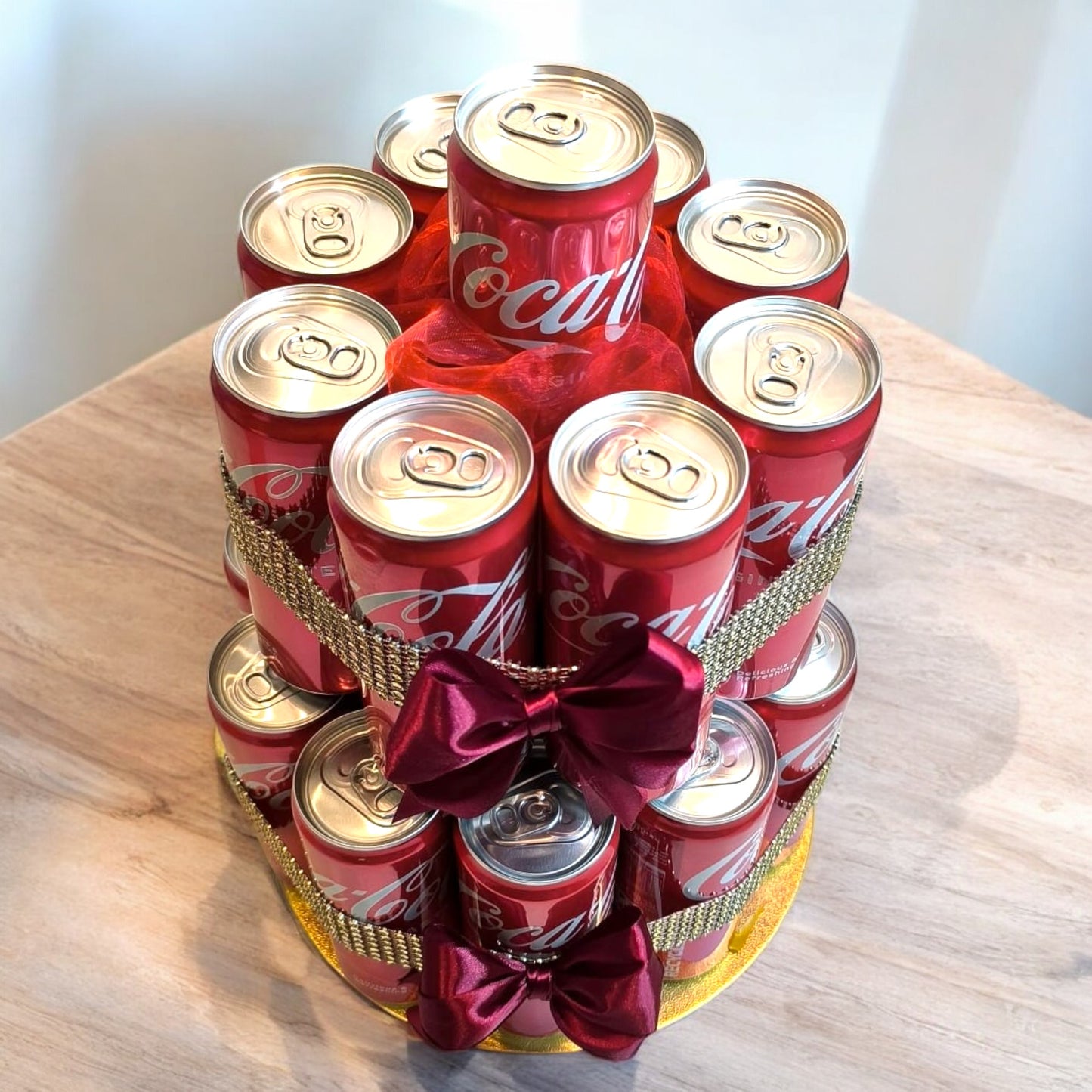 Coca-Cola-Geschenktorte aus Dosen