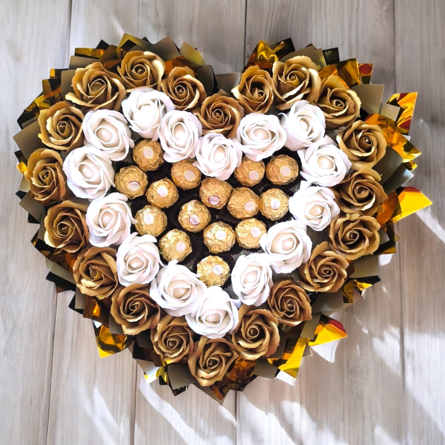 Luxuriöser Herzförmiger Schokoladen- & Seifenrosenstrauß – Ferrero Rocher Geschenk