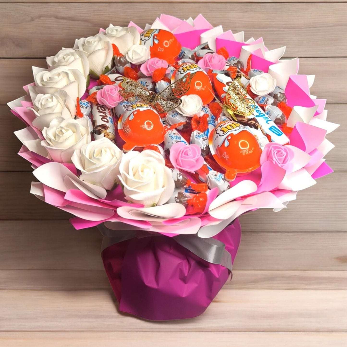 Kinder Schokolade Pralinenstrauß – Geschenkidee mit Ferrero Süßigkeiten & Rosen