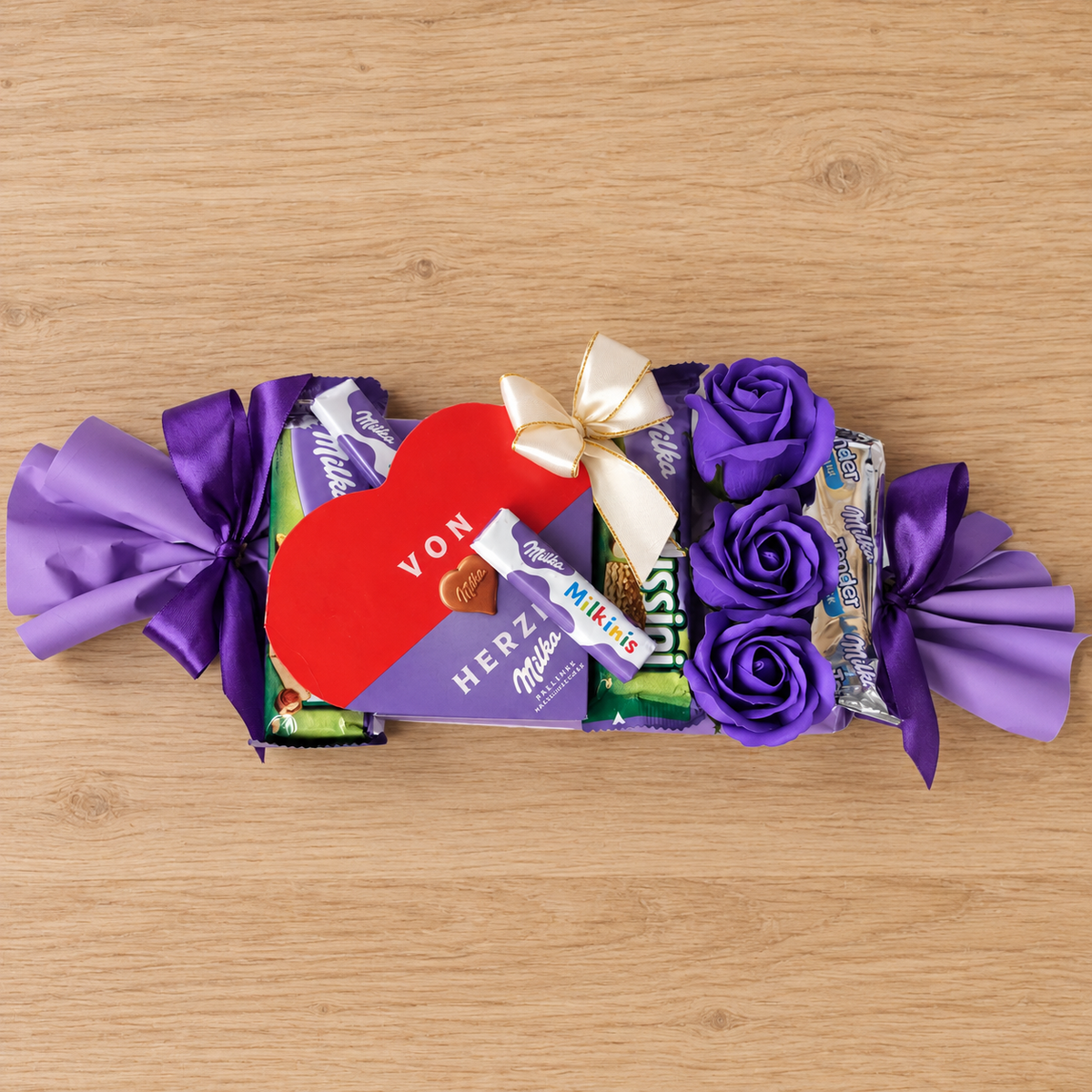 Milka Schokoladengeschenk in Bonbonform mit lila Seifenrosen