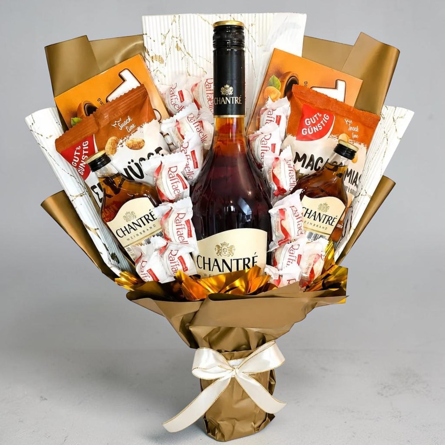 Chantré Weinbrand Geschenkstrauß mit Raffaello, Toffifee und Macadamia