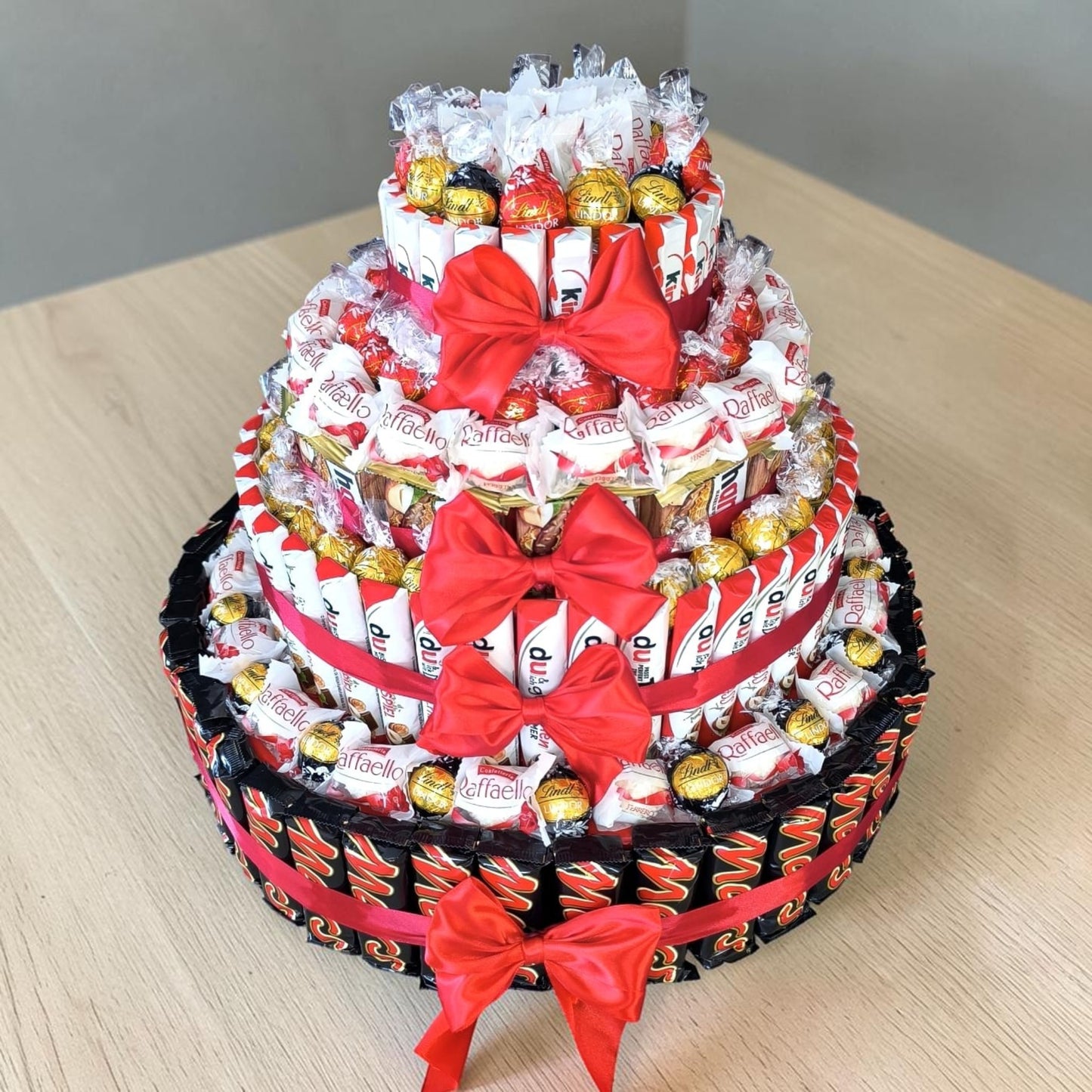 Luxus XXL Süßigkeiten-Torte 4-stöckig – Riesige Premium Geschenk Torte mit Mars, Hanuta, Duplo, Raffaello & Lindt Lindor
