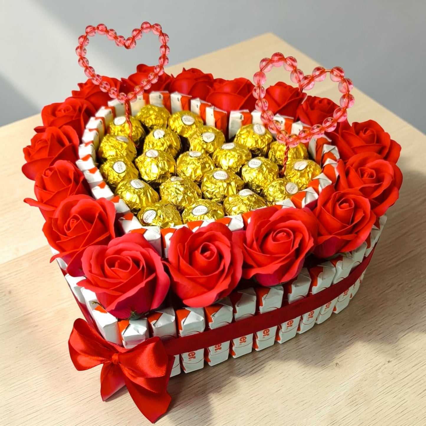 Herz Strauss mit Ferrero Rocher & roten Seifenrosen – romantisches Geschenk Herzbox