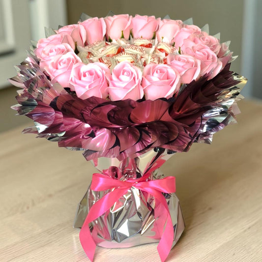 Raffaello Geschenk Strauss mit Seifenrosen – Süßer Pralinen Strauss Geschenkidee für Geburtstag, Valentinstag & Muttertag