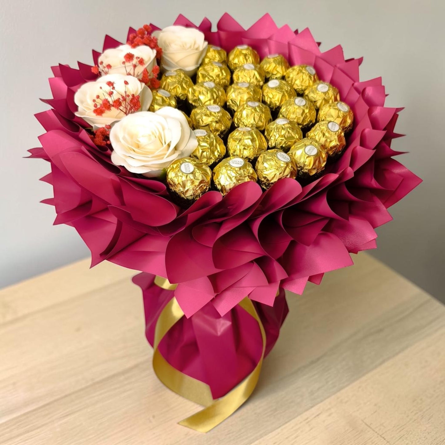 Ferrero Rocher Geschenk Strauss mit Vintage Seifenrosen – Süßer Pralinen Strauss Geschenkidee für Geburtstag, Valentinstag & Muttertag