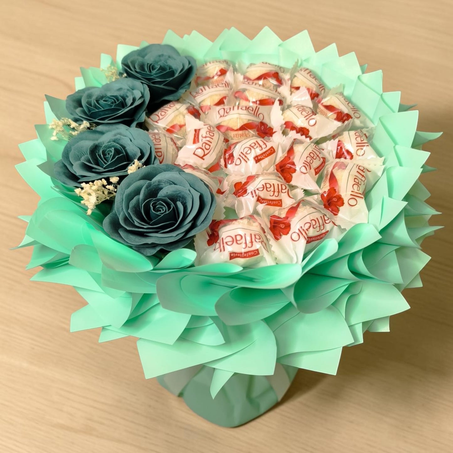 Raffaello Geschenk Strauss mit Vintage Seifenrosen – Süßer Pralinen Strauss Geschenkidee für Geburtstag, Valentinstag & Muttertag