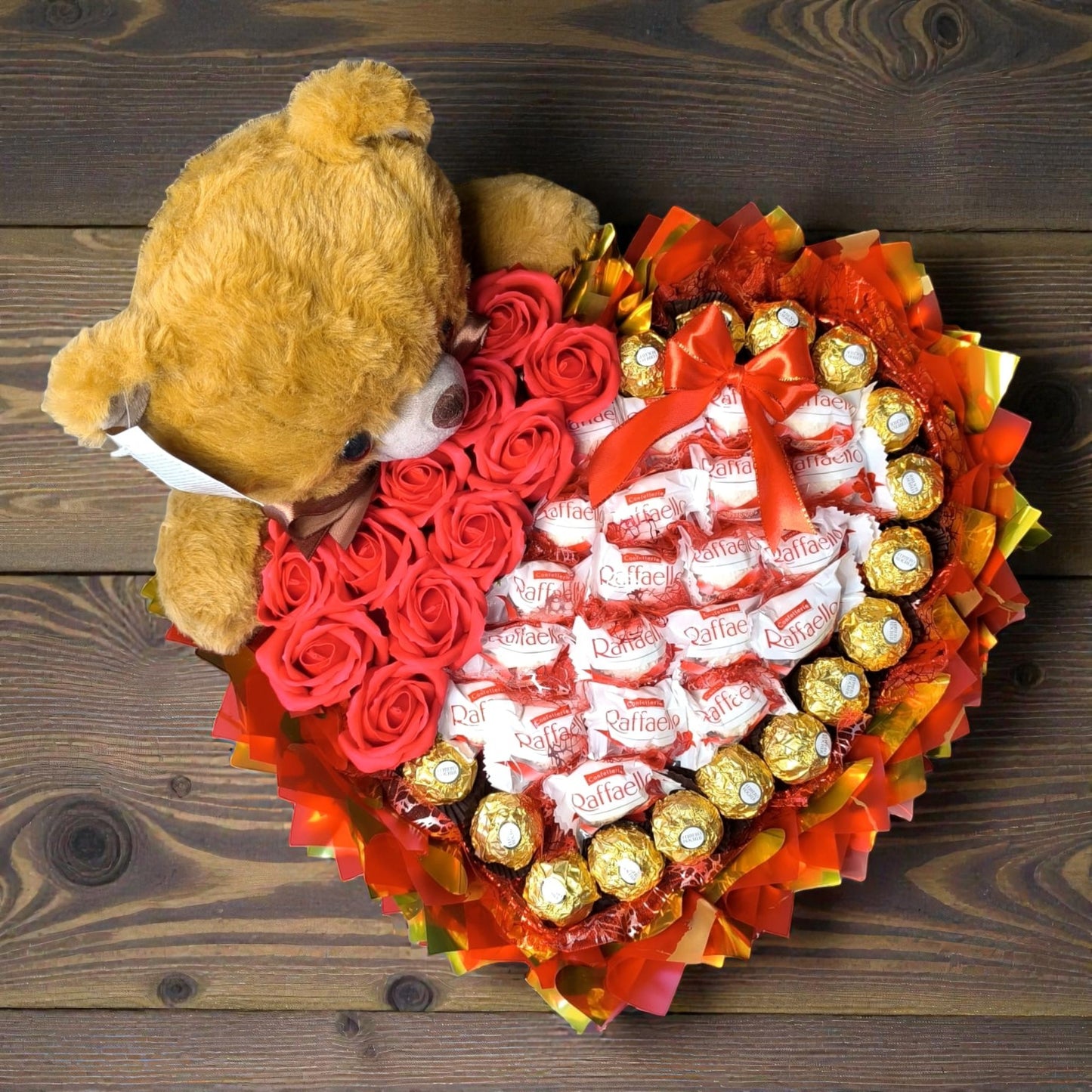 Herzförmiger Pralinenstrauß mit Teddybär, Raffaello und Ferrero Rocher