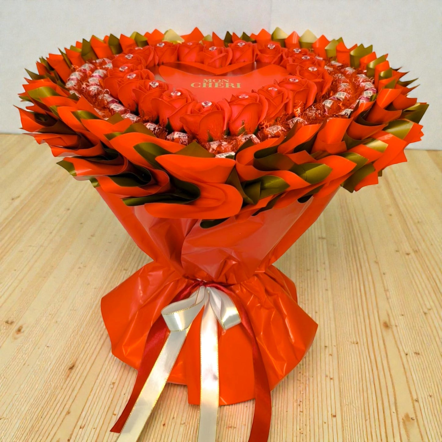 Mon Chéri Strauss XL Deluxe mit Seifenrosen – Essbarer Strauss mit Ferrero Mon Chéri Pralinen und Herzbox Geschenk