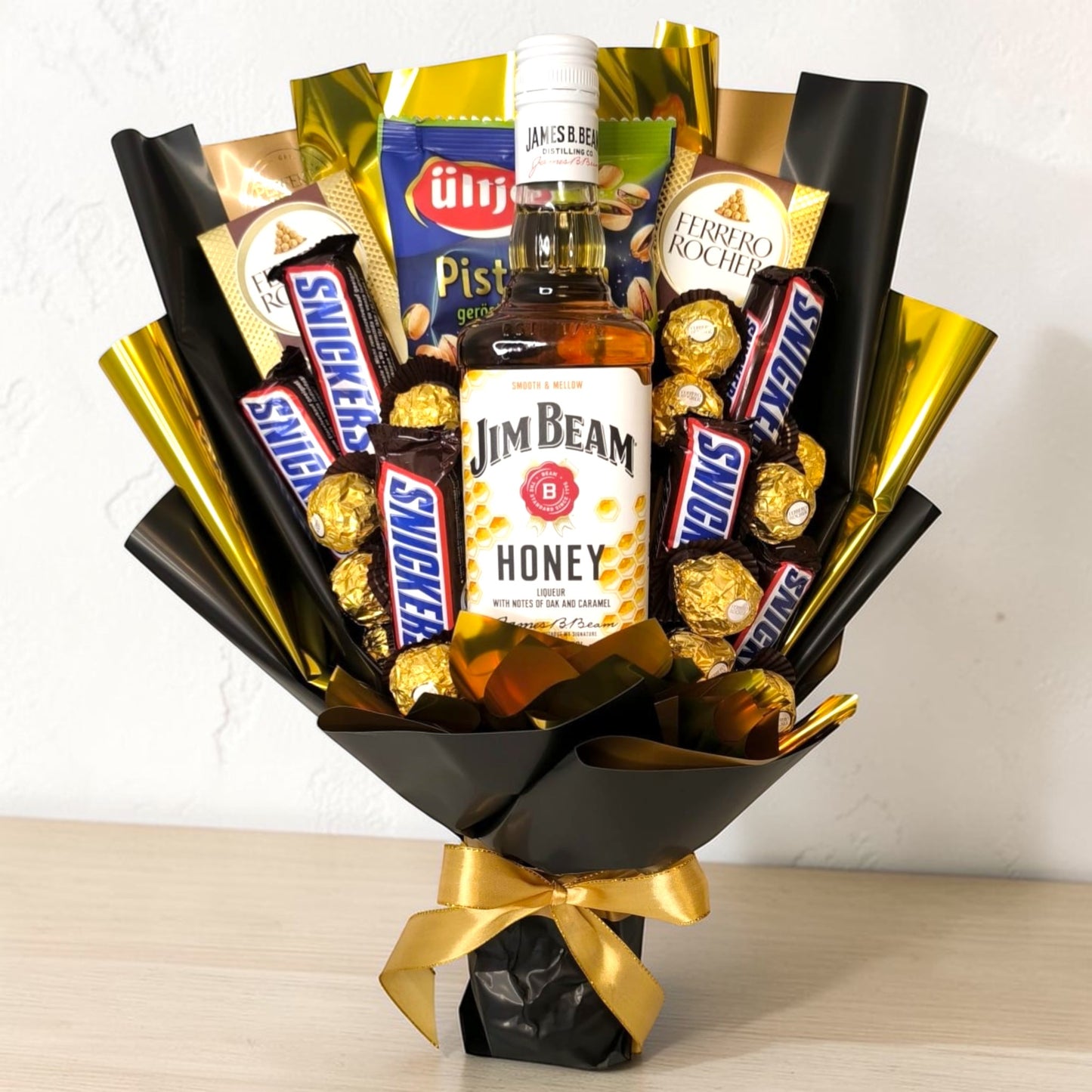 Geschenkstrauß mit Jim Beam Honey, Ferrero Rocher und Snickers – Edler Süßigkeitenstrauß mit Whisky Geschenk